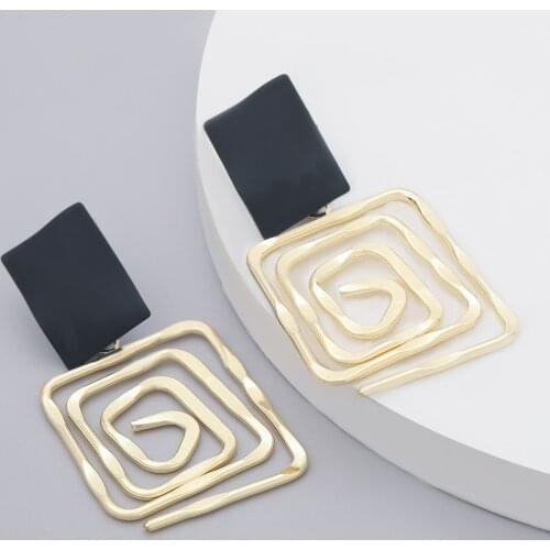2021 Fashion Simple Metal Back Shape Geometric Earrings Womens Popular Creative Drop Earrings Retro Party Jewelry Accessories