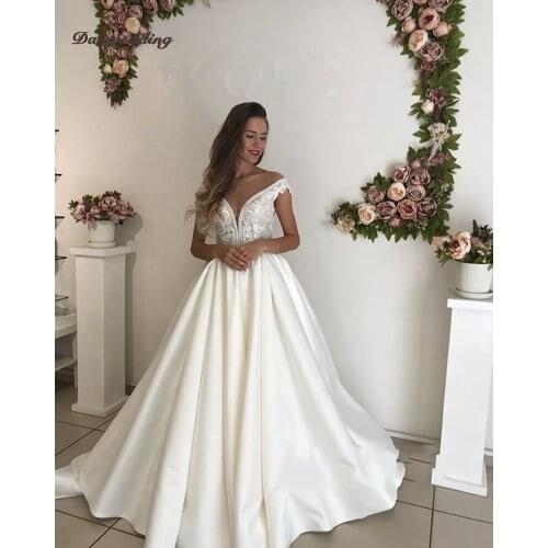 Luxury Satin Wedding Dresses Boat Neck Chapel Train Lace Applique Ball Gown Bridal Dress Sleeveless Wedding Gowns Lace-Up Back