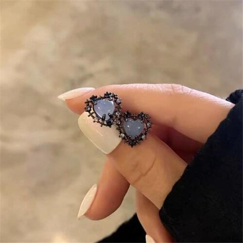 2021 New Fashion Trend Zircon Earrings for Woman Retro Style Black Heart-shaped Earrings Gift Jewelry Wholesale Stud Earrings