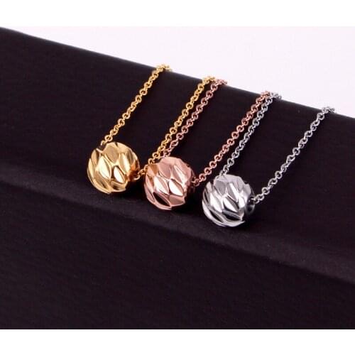 Hot selling womens jewelry split flower round ball necklace transship pattern titanium steel clavicle necklace wholesal