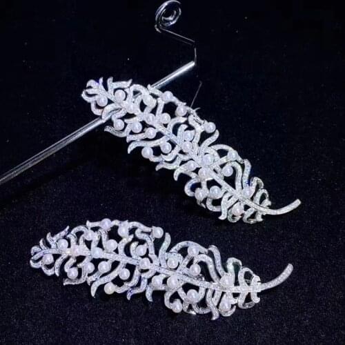 Silver plated feather natural with water pearl brooch