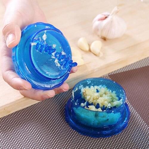 Multifunction Garlic Grinding Mill Ginger Garlic Chopper Press Creative Garlic Gadgets Kitchen Crusher Peeler Garlic Box De K0X5