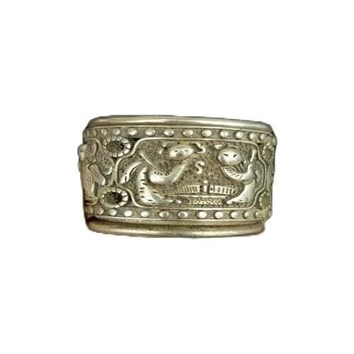 Antique Tibetan Silver (character Yingchun) refers to the old silversmith to create two outer layers that can rotate