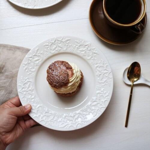 Creamy Embossed Badge Pattern Figure Dish/Dessert Plate
