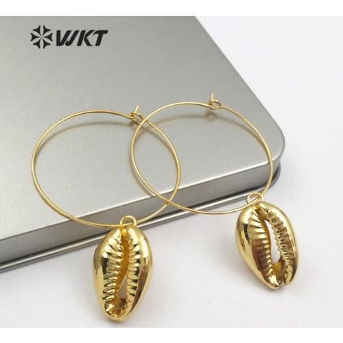 WT-E484 New popular metal hoop with gold Cowrie shell earrings coastal shell jewelry ladies hanging earrings