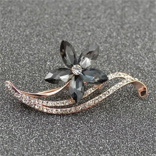 Qianraq 5-Leaves Flower Crystal Brooch Badge Pin Needle Womens Chest Brooch For Wedding Bouquet