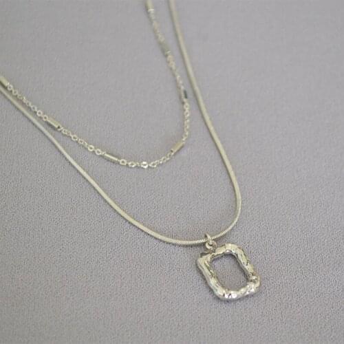 Double-layered necklace with clavicle chain with niche irregular art frame