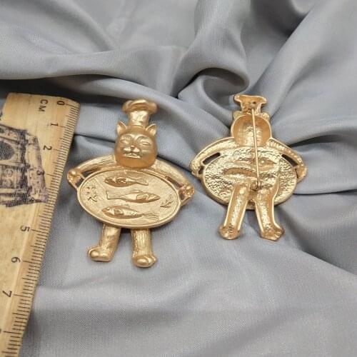 And American Qingdao jewelry earrings individual temperament retro versatile fashion fashion cat chef Brooch female D71