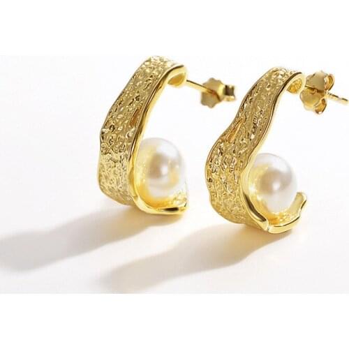 Binmonray 925 Sterling Silver Tin Foil Pleated C-shaped Inlaid Pearl Stud Earrings Lady European Trend Earrings Fine Jewellery