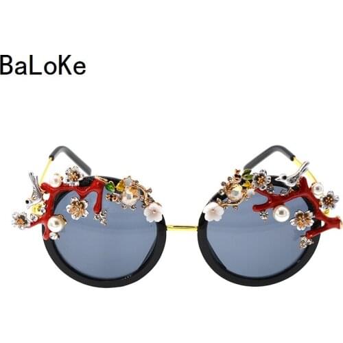 Baroque Retro Sunglasses Women Brand Designer Casual Sunglasses Hollow Metal Carving Fashion Accessories Ladies Vintage Shade