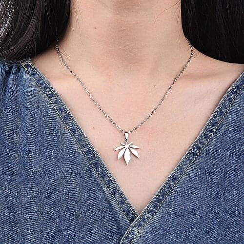 Maple Leaf Pendant Necklaces For Women Men Trendy Simple Titanium Steel Plant Pendant Collar Necklace Fashion Jewelry Gifts