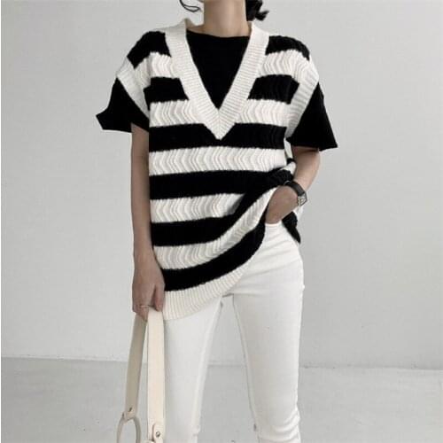 V-neck chic white&black striped all-match vest winter thicken knitted twist all-match vest simple classic termperament vest 2020