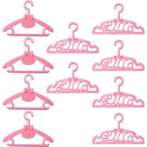 10 Pcs / Lot Cute Mini Pink Hangers Doll Mixed Plastic Accessories For Barbie Doll Wardrobe Dress Clothes Dollhouse Toy