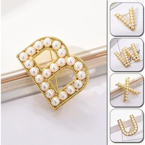New Korea Fashion Vintage Pearl Letter Brooches Pins Metal Gold Color Women Sweater Suit Brooch Party Jewelry Accessories