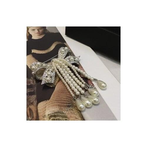 Celebrity style brooch with pearl tassel bow