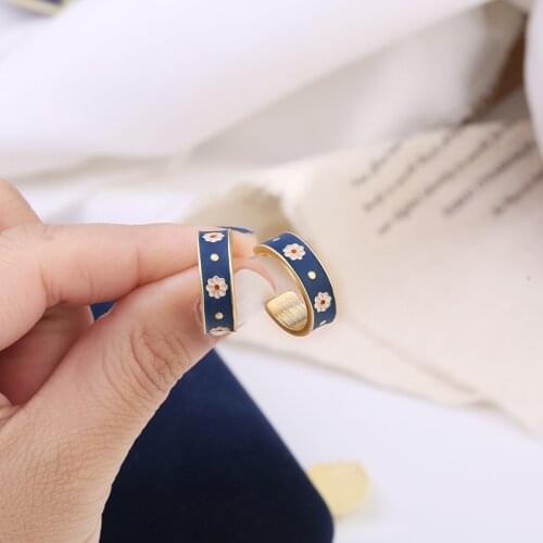 2020 elegant chrysanthemum to restore ancient ways small wrinkle printing C shape earrings temperament contracted