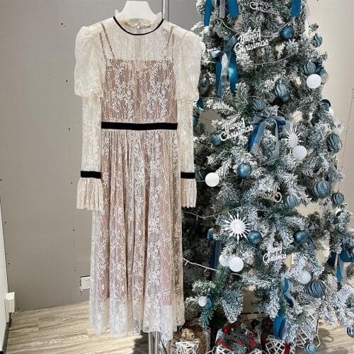 "Listen to the dew" is a long dress with cut-out lace of early spring 2021