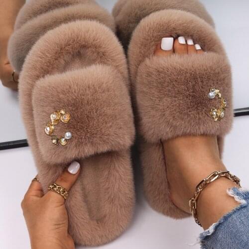 Womens Slippers Fluffy Faux Fur Pearl Rhinestone Metal Flower Designer Slides Flat Sandals Slippers Flip Flops Custom Shoes