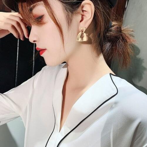 Hot selling exaggerated retro jewelry with metal irregular circle pearl shell flower geometric earrings for women wholesale