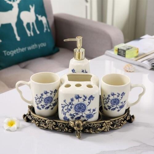 Vintage Luxury Palace Ceramic Blue and White Porcelain Bathroom Living Room Accessories Retro Handcraft Box Jar Tray Decoration