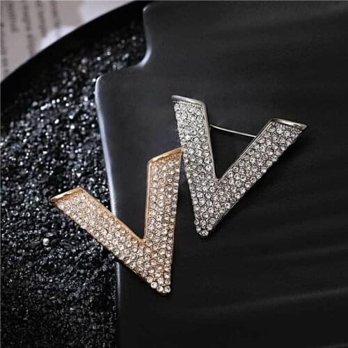 Full Crystal V Letter Brooches for Women Fashion Korean Shine Brooch Pins Fashion Statement Men Jewelry broche Z252