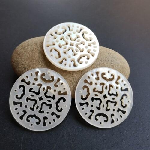 50pcs/lot 30mm Natural Hollow Flower cut Mother of Pearl shell for DIY Jewelry Round Flower Mother Pearl shell for earrings