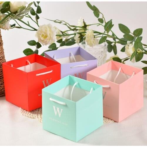 AVEBIEN 10x10x10cm W Letter Small Gift Bag Wedding Favors and Gifts Candy Box for Guests Souvenirs Paper Gift Bag Package 20pcs