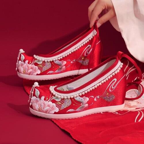 Ancient Han style shoes womens inner height elegant embroidered shoes cocked shoes bow shoes red wedding shoes cloth shoes