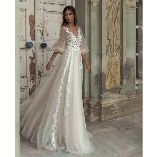 Romantic Princess Wedding Dress Puff Sleeves Scoop Neck Flower Appliques Back V Tulle A Line Sweep Train Bridal Gowns