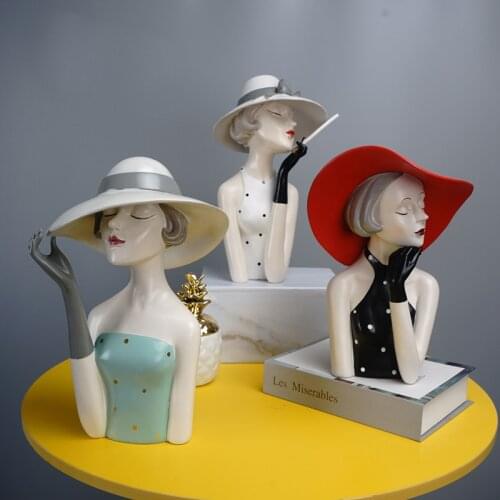 Nordic Resin Figurine Tsundere Fashion City Beauty Home Decor is No Gig Decorative Figures Living Room Decoration Accessories