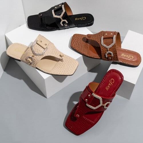 2021 Stone Pattern Rhinestone Clip Foot Flat Heel Women Slippers Slides Fashion Belt Buckle Fat Slippers Casual Shoes