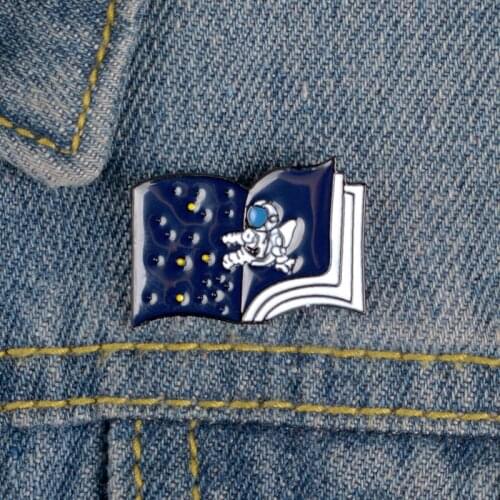 Book Brooch Astronaut Soaring into Space Badges Pins Metal Broches for Women Badge Pines Metalicos Jewelry Brosche Accessories