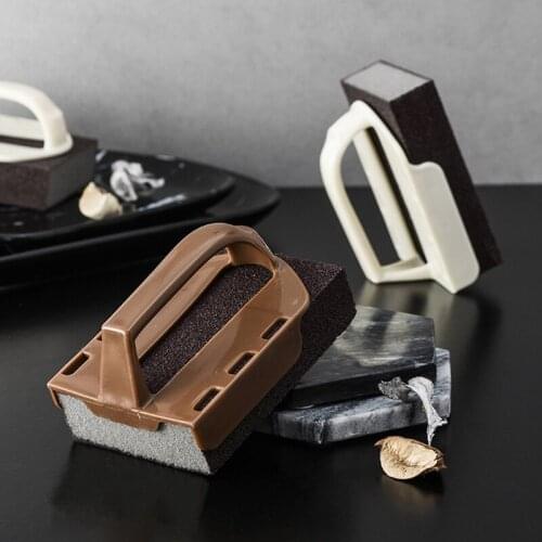 Wipe the pot artifact to remove the black dirt at the bottom of the pot to clean and decontaminate