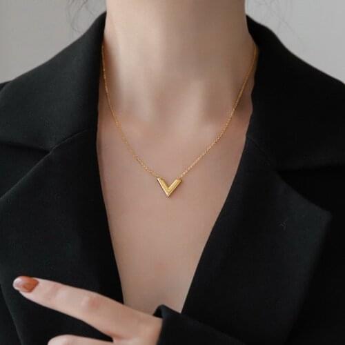 YUN RUO Fashion Never Fade Gold Plated Letter V Shape Pendant Necklace European Woman Jewelry Titanium Stainless Steel Accessory