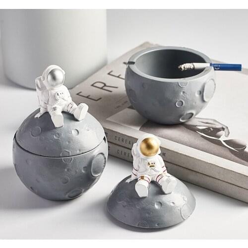 Simple Resin Astronaut Ashtray with Cover Anti-flying Ash Modern Home Living Room Office Astronaut Ashtray Home Decoration Gift