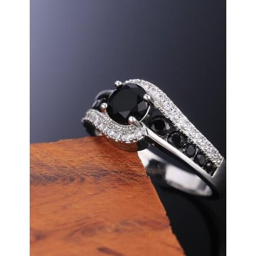Huitan Luxury Vintage Women Finger Ring Classic Black&White Stones Wedding Bridal Rings Simple Design Elegant Female Ring New