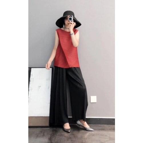 HOT SELLING Miyake fashion fold sleeveless feather solid o-neck T-shirt IN STOCK