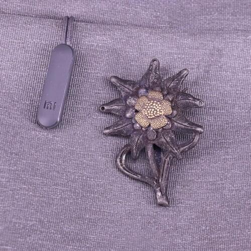 Flower Enamel Pin Leaf Stamen Brooch World War II Medal Badge For Fans Coat Sweater