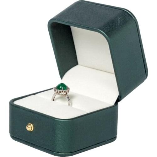 2020 New Retro Green Pu Leather Flat Small Fine Lines Decorative Jewelryring Bracelet Necklace Set Box Built-in Beige Card Slot