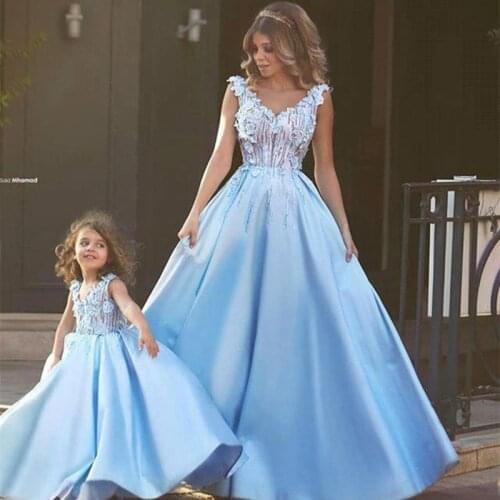 Mommy and Me Fashion Dresses Christmas Mother Daughter Dresses Family Matching Clothing 2018 Spring Mom Baby Kid Lace Tutu Dress
