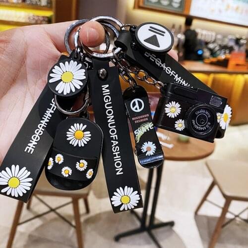 Korean Daisy Keychain Silicone Slipper Skateboard Black Blue Red Pendante Cute Bag Car Key Ring Men Women Couple Jewelry Lanyard