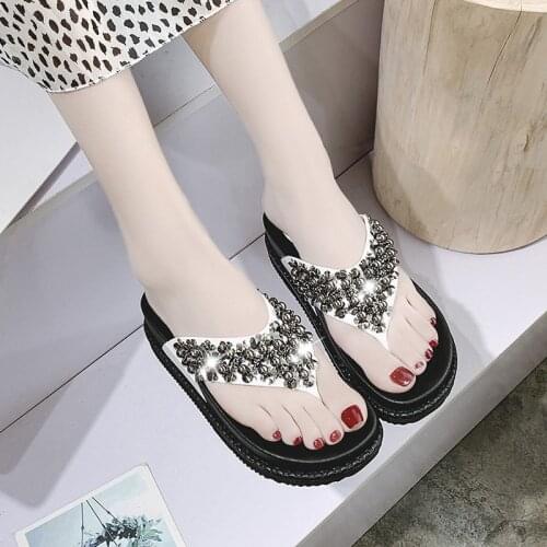 Slippers womens outer wear fashion all-match flip-flops 2021 new beach shoes net red thick-soled beaded sandals and slippers