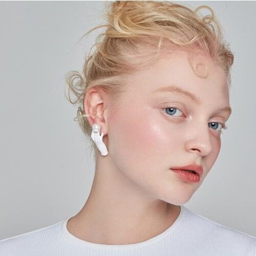 SRCOI Korea Fashion Imitiation Pearl White Hand Shape Stud Earrings Vintage Decoration European Funny Earrings For Female Party