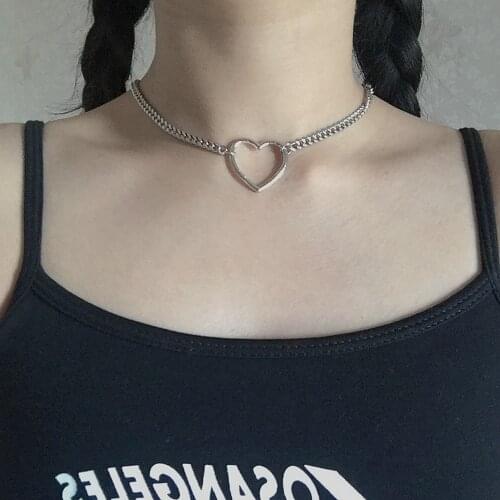 2020 New Metal Heart-shaped Choker Necklaces Women Simplicity Sexy Hollowing Out Jewelry Necklaces Wholesale