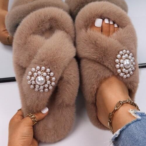 Designer Slides Fluffy Slippers For Home Flat Faux Fur Sandals Platform Flip Flops Pearl Slippers Women Outdoor Casual Shoes