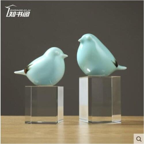 Wingbird has a bright white wooden base bird ceramic Put Nordic style creative shoes furniture store put lovely decoration