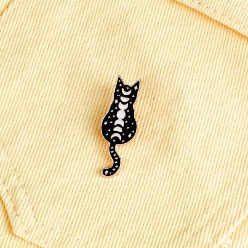 Cute Black Cat Back View Enmel Pin Personality Lunar Eclipse Process Brooches Women Coat Lapel Pin Badge Jewelry Gift for Friend