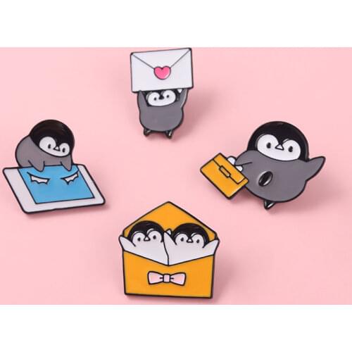 Creative Twin Peaks Movie Sculpture Shirt Brooch Enamel Pins Metal Broches for Women Badge Pines Metalicos Brosche Accessories