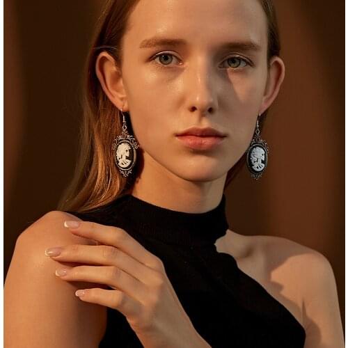 Vintage Palace Style Dangle Earrings For Women Fashion Round Portrait Earring 2021 Trend Hollow Pendant Earrings Wedding Jewelry