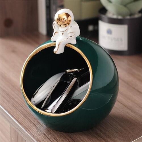 Nordic Spaceman Astronaut Ashtray Fruit Tray Key Candy Snack Storage Box Status Ornaments Living Room Wine Cabinet Decoration